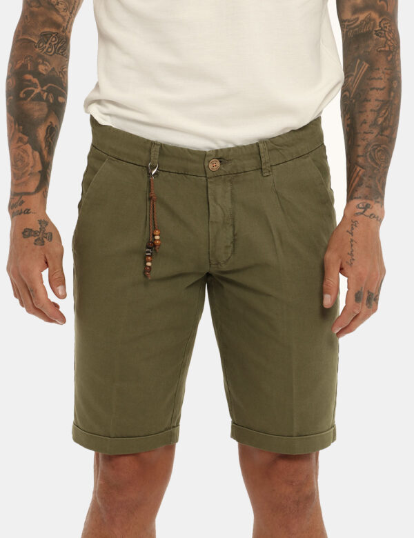 Bermuda Yes Zee verde militare - COMPOSIZIONE E VESTIBILITÀ:100% cotoneIl modello è alto 178 cm e indossa la taglia 32 US. L