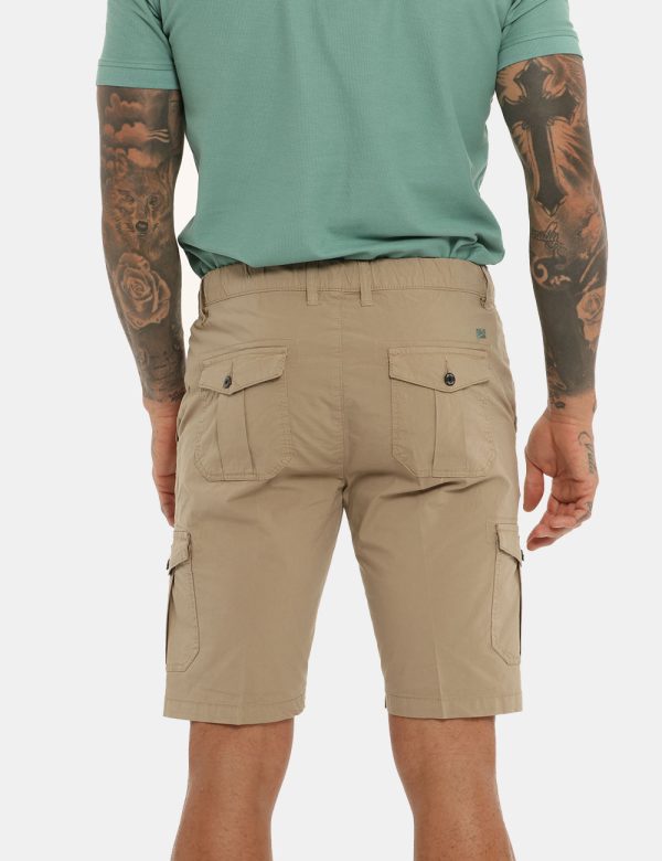 Bermuda Yes Zee beige - COMPOSIZIONE E VESTIBILITÀ:98% cotone 2% elastaneIl modello è alto 178 cm e indossa la taglia 32 US.