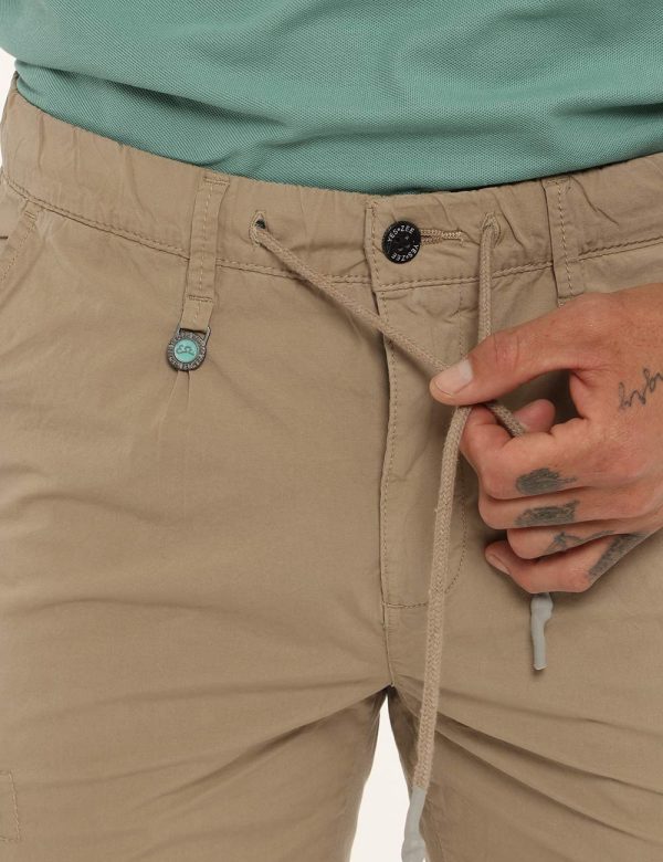 Bermuda Yes Zee beige - COMPOSIZIONE E VESTIBILITÀ:98% cotone 2% elastaneIl modello è alto 178 cm e indossa la taglia 32 US.