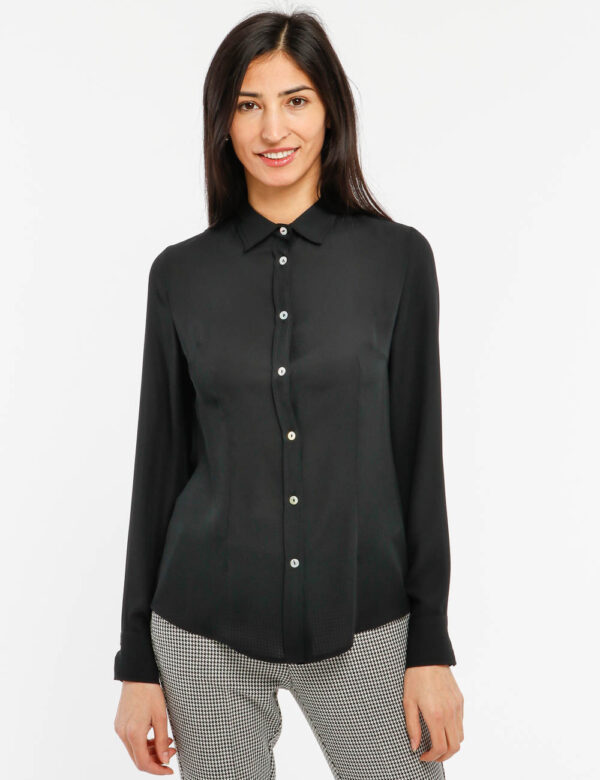 Camicia Vougue leggera - 100% poliestereLa modella indossa la taglia S ed è alta 178 cm e la vestibilità è regolareScegli