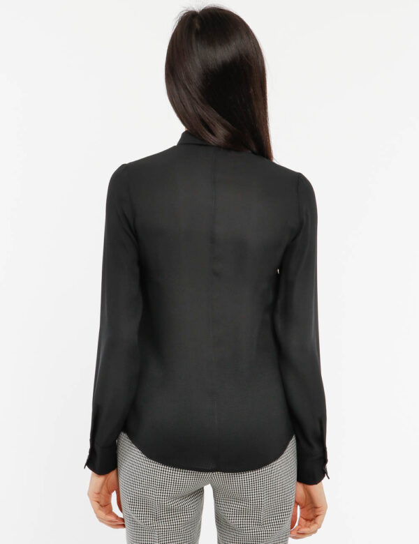 Camicia Vougue leggera - 100% poliestereLa modella indossa la taglia S ed è alta 178 cm e la vestibilità è regolareScegli
