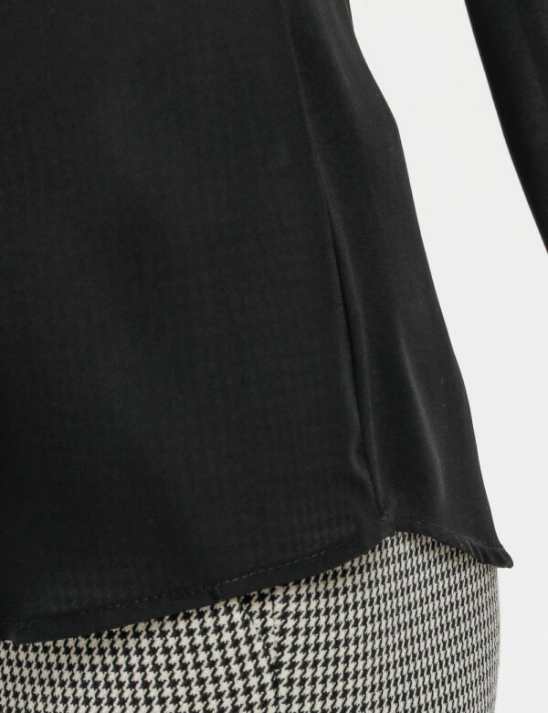 Camicia Vougue leggera - 100% poliestereLa modella indossa la taglia S ed è alta 178 cm e la vestibilità è regolareScegli