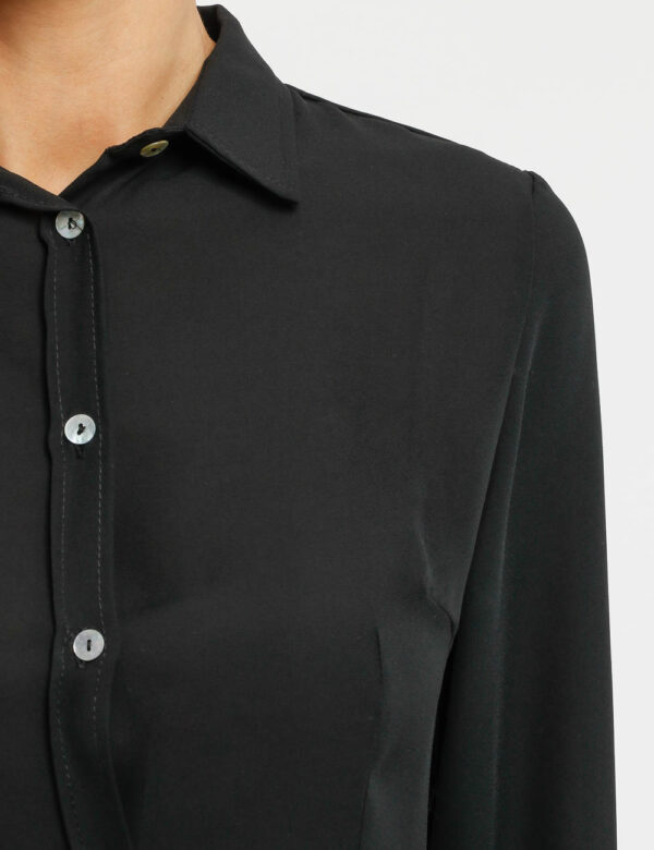 Camicia Vougue leggera - 100% poliestereLa modella indossa la taglia S ed è alta 178 cm e la vestibilità è regolareScegli