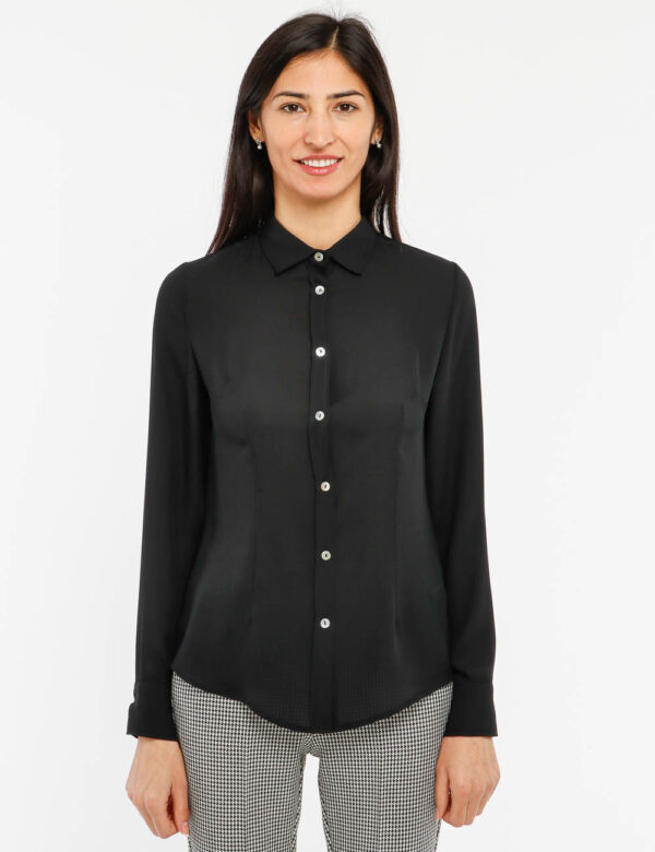 Camicia Vougue leggera - 100% poliestereLa modella indossa la taglia S ed è alta 178 cm e la vestibilità è regolareScegli