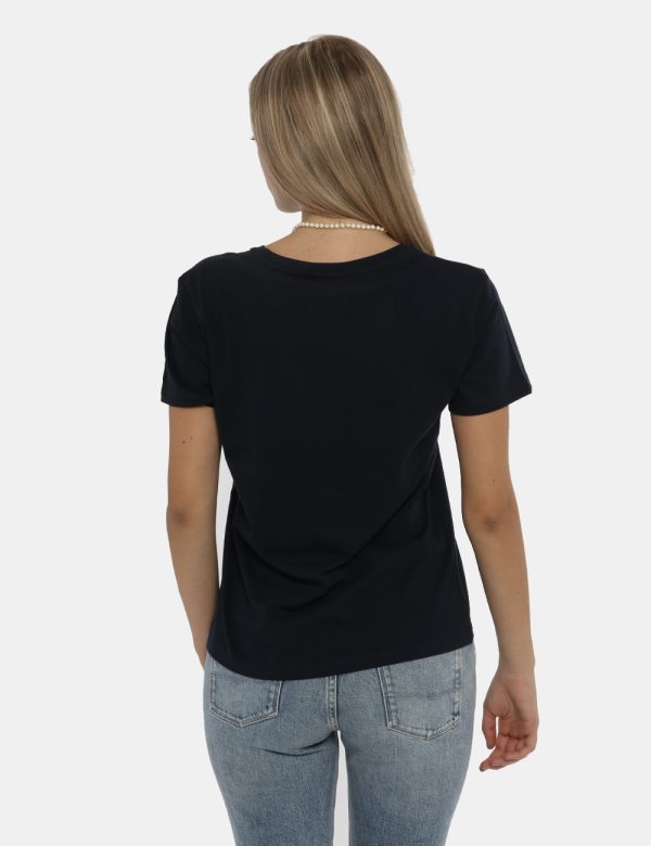 T-shirt Pepe Jeans blu - COMPOSIZIONE E VESTIBILITÀ:100% cotoneLa modella è alta 172 cm e indossa la taglia S. La vestibilit