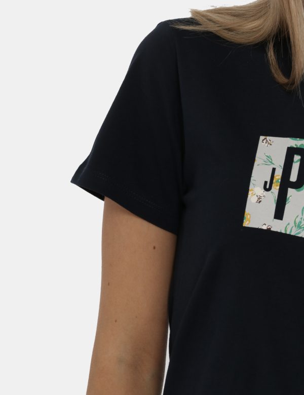 T-shirt Pepe Jeans blu - COMPOSIZIONE E VESTIBILITÀ:100% cotoneLa modella è alta 172 cm e indossa la taglia S. La vestibilit