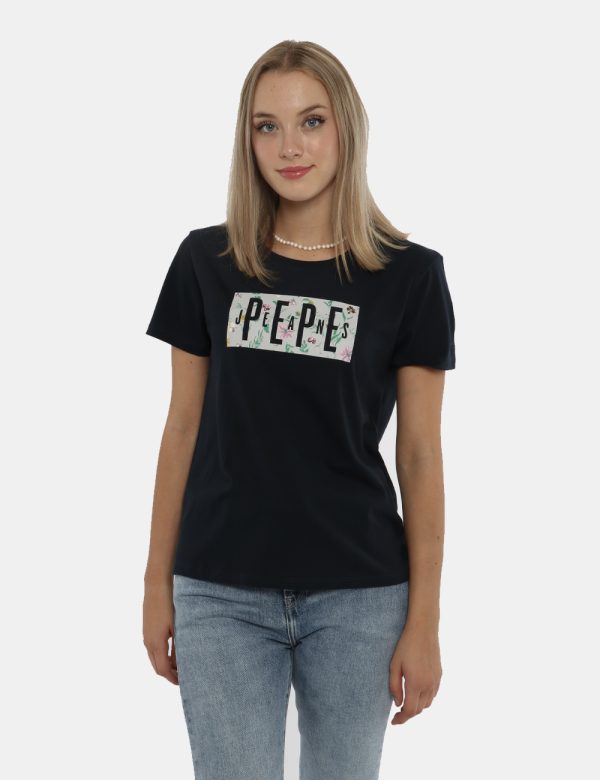 T-shirt Pepe Jeans blu - COMPOSIZIONE E VESTIBILITÀ:100% cotoneLa modella è alta 172 cm e indossa la taglia S. La vestibilit
