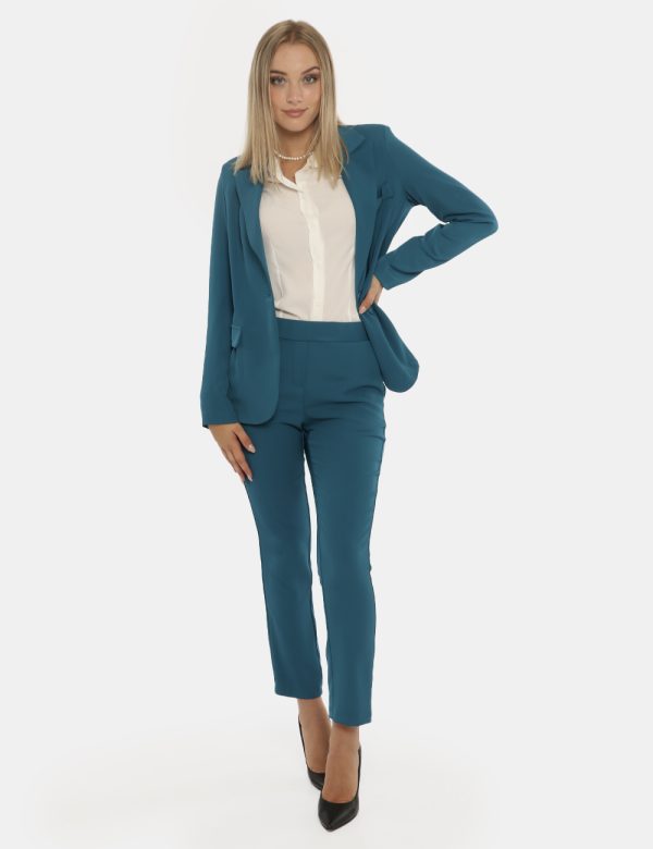 Pantalone Vougue azzurro - COMPOSIZIONE E VESTIBILITÀ:97% poliestere 3% elastaneLa modella è alta 176 cm e indossa la taglia