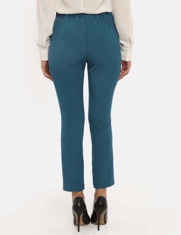 Pantalone Vougue azzurro - COMPOSIZIONE E VESTIBILITÀ:97% poliestere 3% elastaneLa modella è alta 176 cm e indossa la taglia