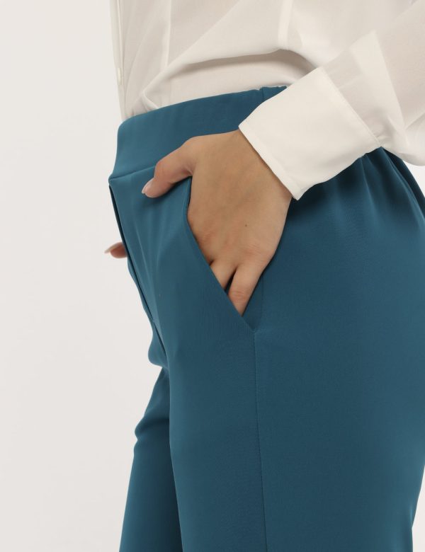 Pantalone Vougue azzurro - COMPOSIZIONE E VESTIBILITÀ:97% poliestere 3% elastaneLa modella è alta 176 cm e indossa la taglia
