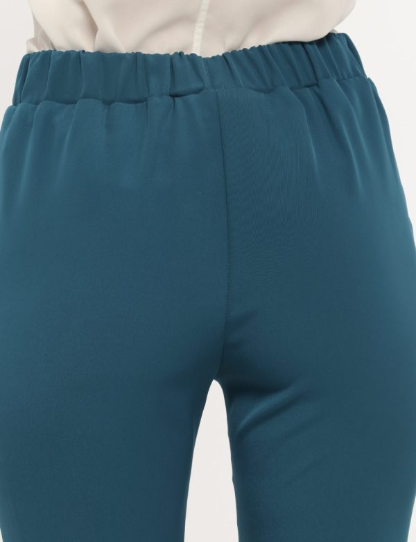 Pantalone Vougue azzurro - COMPOSIZIONE E VESTIBILITÀ:97% poliestere 3% elastaneLa modella è alta 176 cm e indossa la taglia