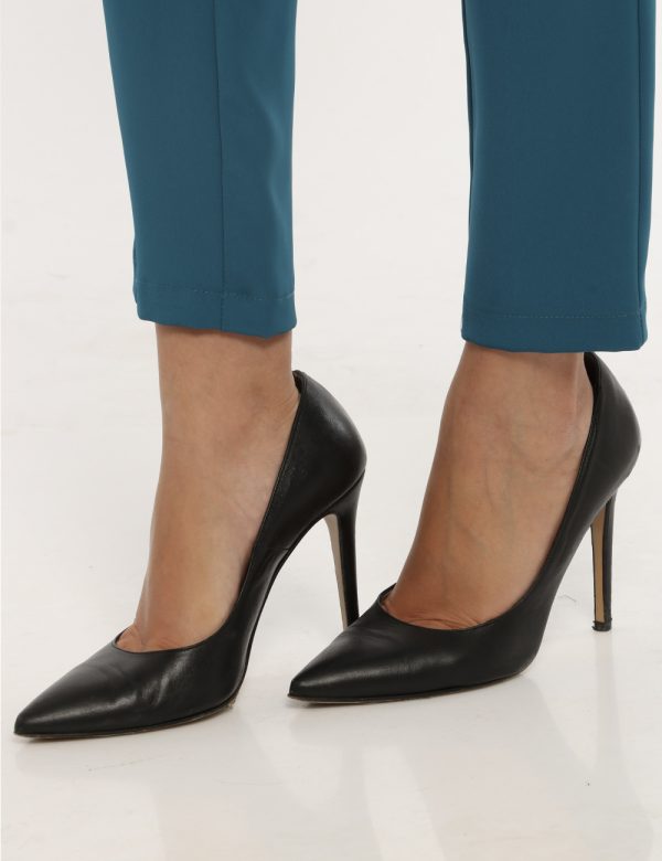 Pantalone Vougue azzurro - COMPOSIZIONE E VESTIBILITÀ:97% poliestere 3% elastaneLa modella è alta 176 cm e indossa la taglia