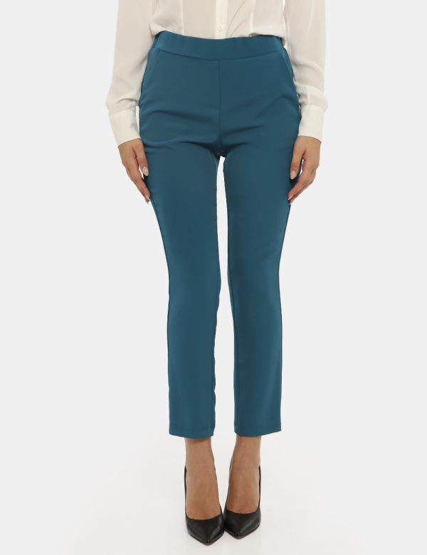 Pantalone Vougue azzurro - COMPOSIZIONE E VESTIBILITÀ:97% poliestere 3% elastaneLa modella è alta 176 cm e indossa la taglia