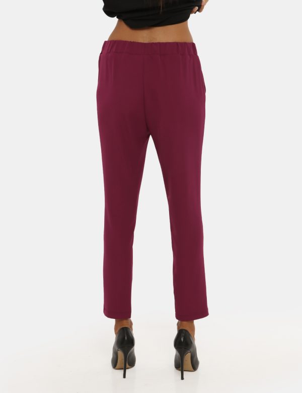 Pantalone Vougue bordeaux prugna - COMPOSIZIONE E VESTIBILITÀ:97% poliestere 3% elastaneLa modella è alta 176 cm e indossa l