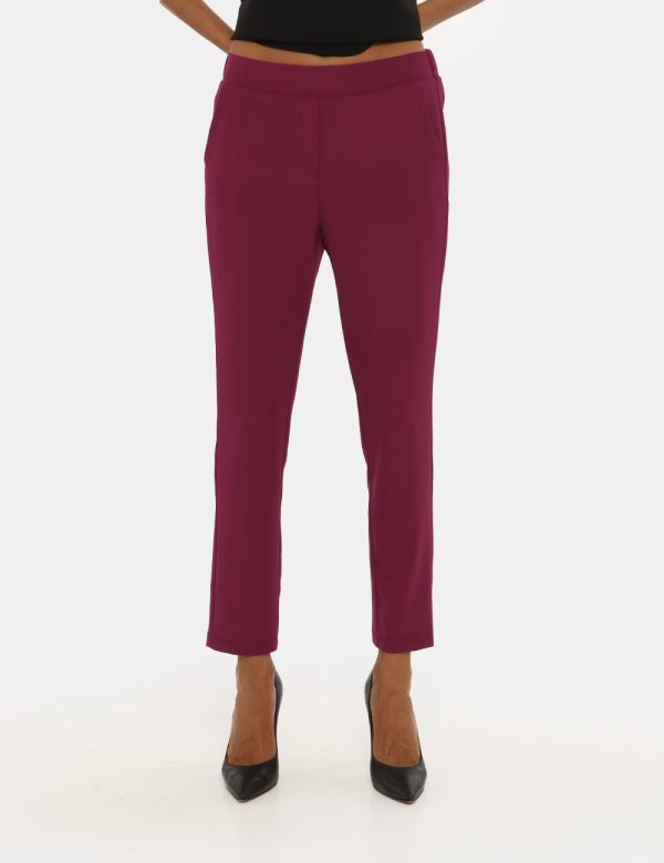 Pantalone Vougue bordeaux prugna - COMPOSIZIONE E VESTIBILITÀ:97% poliestere 3% elastaneLa modella è alta 176 cm e indossa l