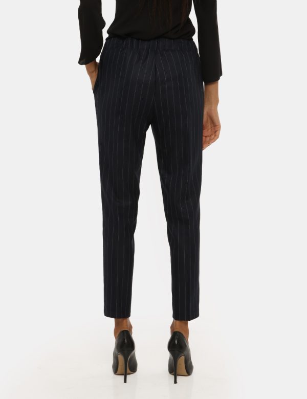 Pantalone Vougue blu gessato - COMPOSIZIONE E VESTIBILITÀ:63% poliestere 34% viscosa 3% elastaneLa modella è alta 176 cm e i