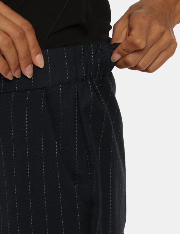Pantalone Vougue blu gessato - COMPOSIZIONE E VESTIBILITÀ:63% poliestere 34% viscosa 3% elastaneLa modella è alta 176 cm e i