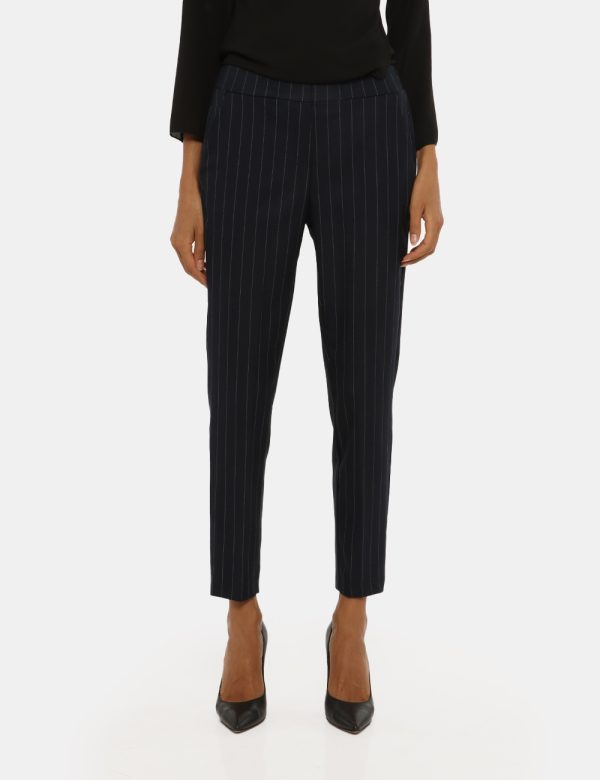 Pantalone Vougue blu gessato - COMPOSIZIONE E VESTIBILITÀ:63% poliestere 34% viscosa 3% elastaneLa modella è alta 176 cm e i