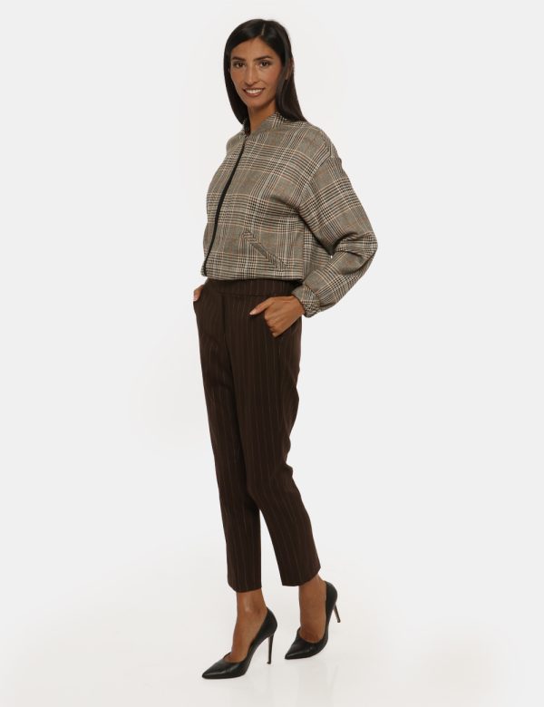 Pantalone Vougue marrone gessato - COMPOSIZIONE E VESTIBILITÀ:63% poliestere 34% viscosa 3% elastaneLa modella è alta 176 cm