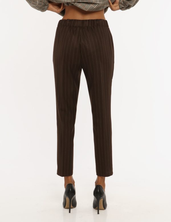 Pantalone Vougue marrone gessato - COMPOSIZIONE E VESTIBILITÀ:63% poliestere 34% viscosa 3% elastaneLa modella è alta 176 cm