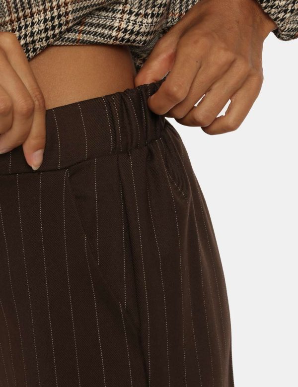 Pantalone Vougue marrone gessato - COMPOSIZIONE E VESTIBILITÀ:63% poliestere 34% viscosa 3% elastaneLa modella è alta 176 cm