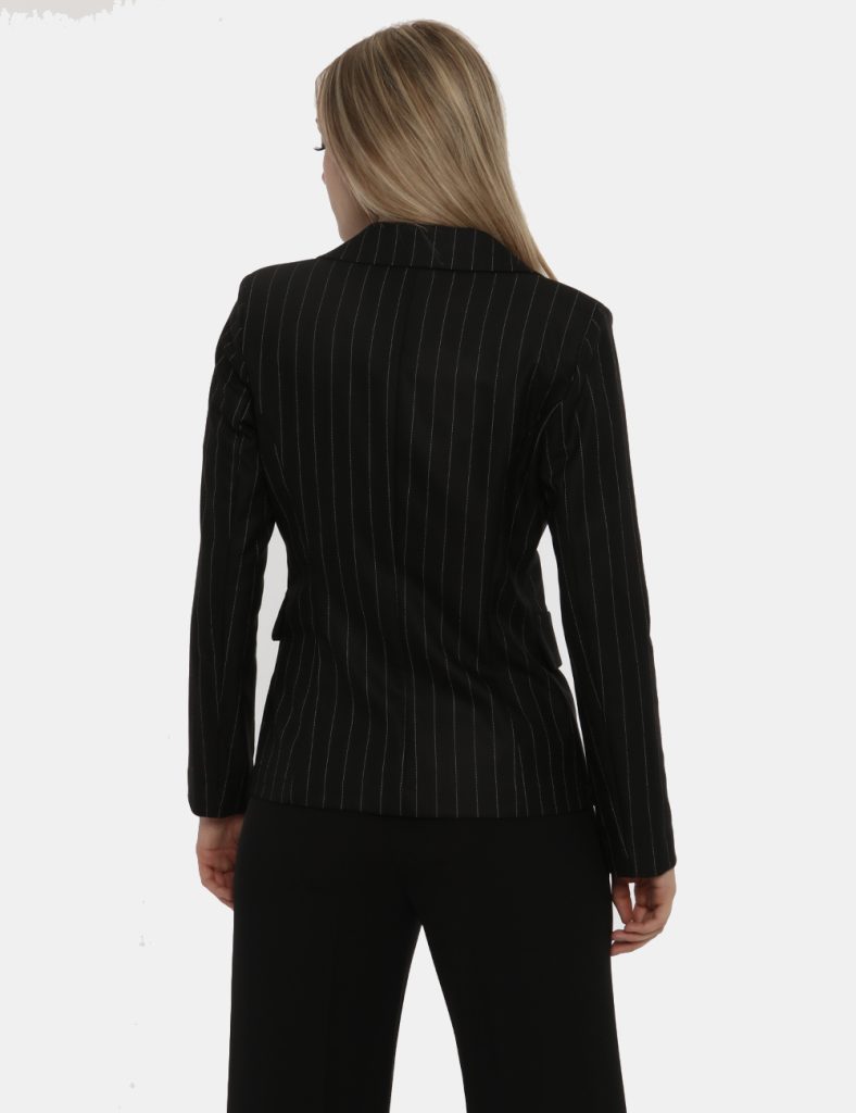 Giacca Vougue nero gessato - COMPOSIZIONE E VESTIBILITÀ:63% poliestere 34% viscosa 3% elastaneLa modella è alta 176 cm e ind