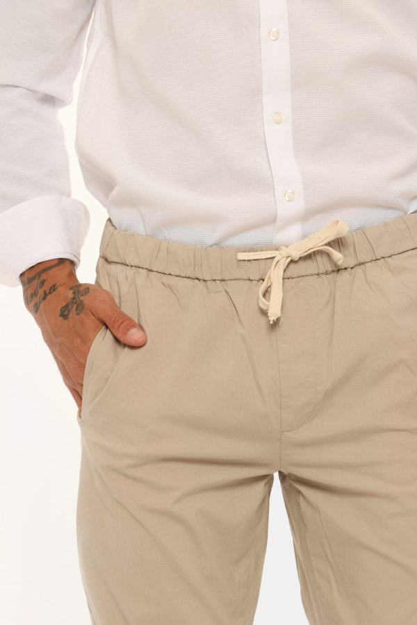 Pantalone Gazzarrini beige - COMPOSIZIONE E VESTIBILITÀ:98% cotone 2% elastaneIl modello è alto 178 cm e indossa la taglia 4