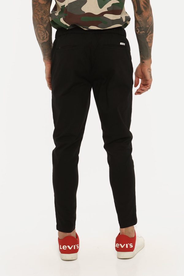 Pantalone Gazzarrini nero - COMPOSIZIONE E VESTIBILITÀ:98% cotone 2% elastaneIl modello è alto 178 cm e indossa la taglia 48