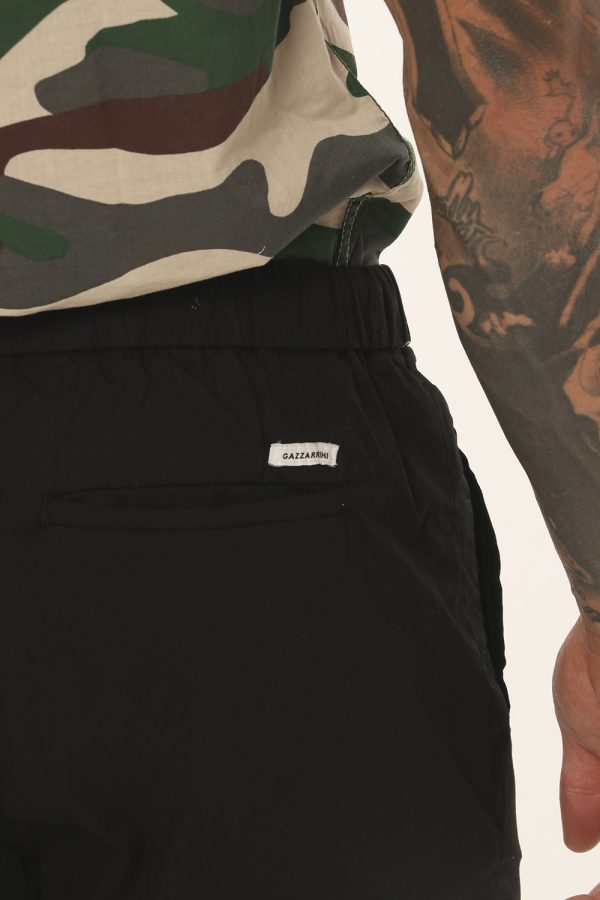 Pantalone Gazzarrini nero - COMPOSIZIONE E VESTIBILITÀ:98% cotone 2% elastaneIl modello è alto 178 cm e indossa la taglia 48