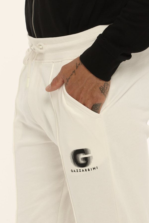 Pantalone Gazzarrini bianco panna - COMPOSIZIONE E VESTIBILITÀ:100% cotoneIl modello è alto 178 cm e indossa la taglia L. La