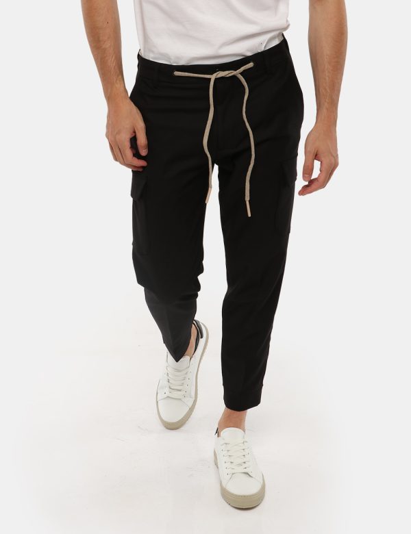 Pantalone Gazzarrini con tasca a lato - 75% poliestere 23% rayon 2% elastinaIl modello indossa la taglia 48 ed è alto 184 cm