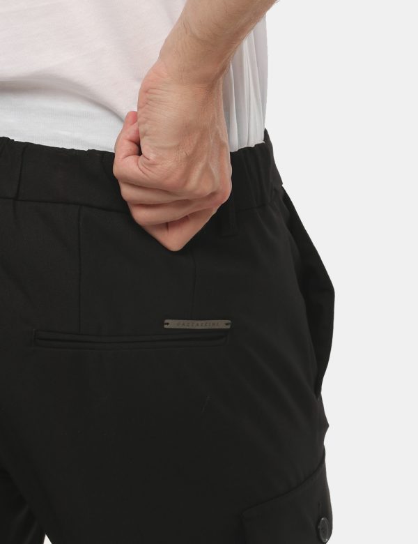 Pantalone Gazzarrini con tasca a lato - 75% poliestere 23% rayon 2% elastinaIl modello indossa la taglia 48 ed è alto 184 cm