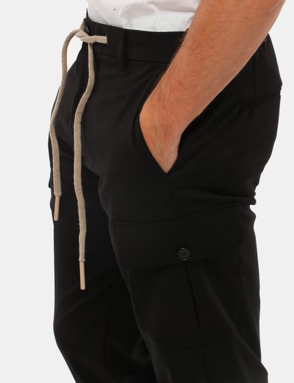 Pantalone Gazzarrini con tasca a lato - 75% poliestere 23% rayon 2% elastinaIl modello indossa la taglia 48 ed è alto 184 cm