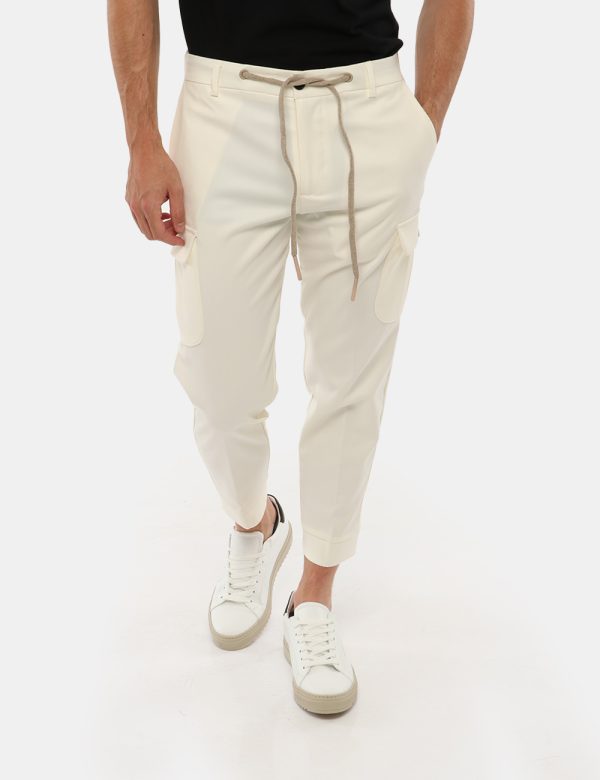 Pantalone Gazzarrini con tasca a lato - 75% poliestere 23% rayon 2% elastinaIl modello indossa la taglia 48 ed è alto 184 cm