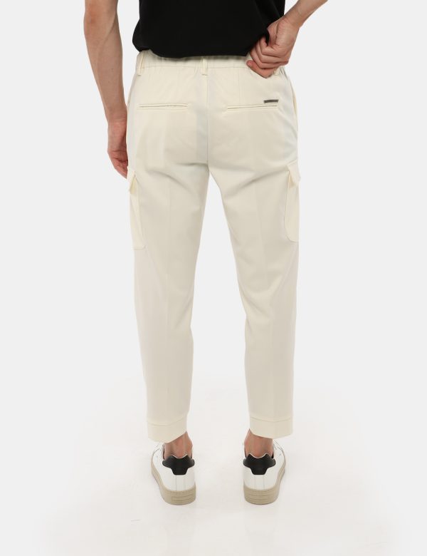 Pantalone Gazzarrini con tasca a lato - 75% poliestere 23% rayon 2% elastinaIl modello indossa la taglia 48 ed è alto 184 cm