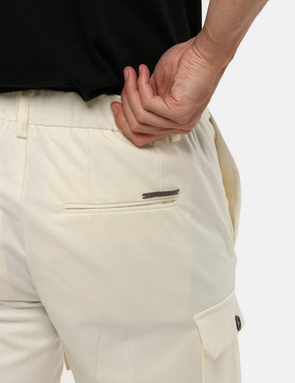 Pantalone Gazzarrini con tasca a lato - 75% poliestere 23% rayon 2% elastinaIl modello indossa la taglia 48 ed è alto 184 cm