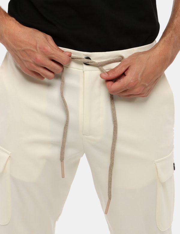 Pantalone Gazzarrini con tasca a lato - 75% poliestere 23% rayon 2% elastinaIl modello indossa la taglia 48 ed è alto 184 cm