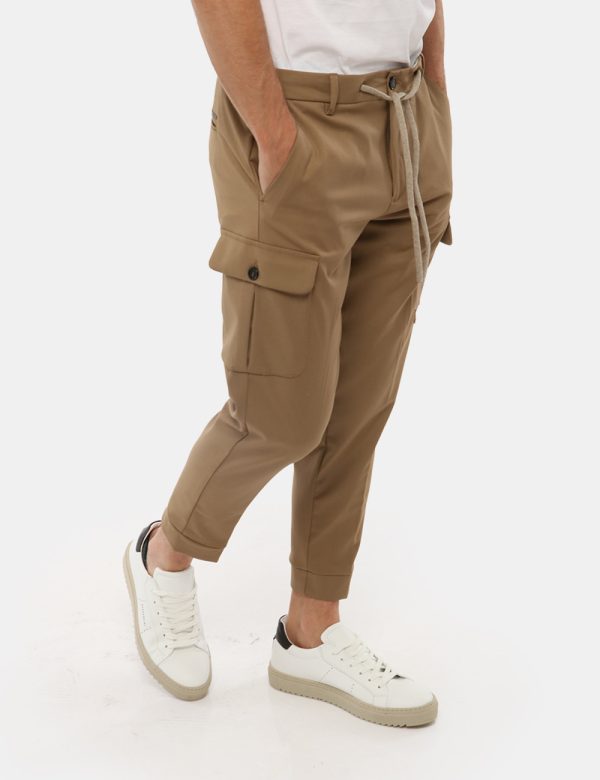 Pantalone Gazzarrini con tasca a lato - 75% poliestere 23% rayon 2% elastinaIl modello indossa la taglia 48 ed è alto 184 cm