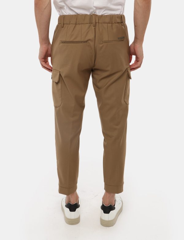 Pantalone Gazzarrini con tasca a lato - 75% poliestere 23% rayon 2% elastinaIl modello indossa la taglia 48 ed è alto 184 cm