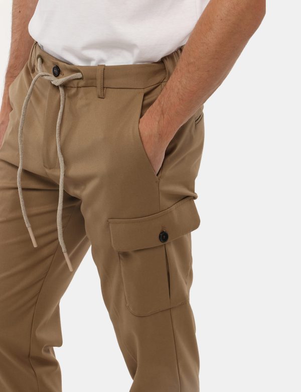 Pantalone Gazzarrini con tasca a lato - 75% poliestere 23% rayon 2% elastinaIl modello indossa la taglia 48 ed è alto 184 cm