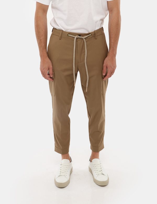 Pantalone Gazzarrini con tasca a lato - 75% poliestere 23% rayon 2% elastinaIl modello indossa la taglia 48 ed è alto 184 cm