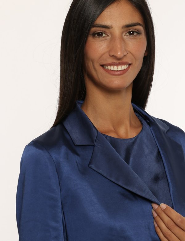 Blazer Caractere blu lucido - COMPOSIZIONE E VESTIBILITÀ:95% poliestere 5% elastaneLa modella è alta 170 cm e indossa la tag