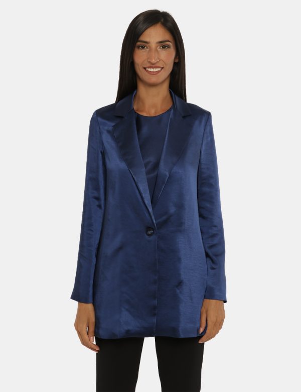 Blazer Caractere blu lucido - COMPOSIZIONE E VESTIBILITÀ:95% poliestere 5% elastaneLa modella è alta 170 cm e indossa la tag