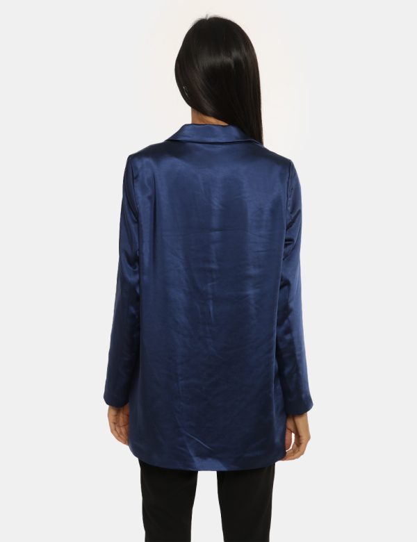 Blazer Caractere blu lucido - COMPOSIZIONE E VESTIBILITÀ:95% poliestere 5% elastaneLa modella è alta 170 cm e indossa la tag