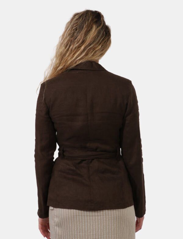 Giacca Caractere Marrone - Giacca in lino in total marrone intenso con fake tasche a taglio. La vestibilità è morbida e prat