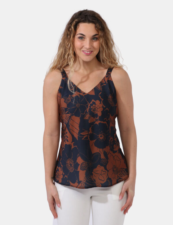 Top Vougue Blu - Top modello canotta in simil raso in fantasia floreale blu navy e tabacco. Il top gode di spalline strette