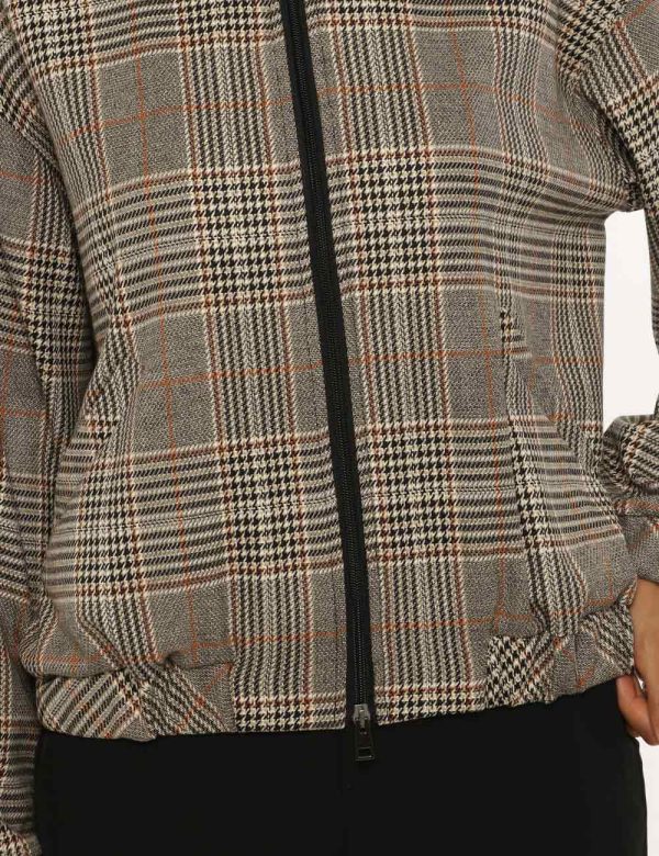 Giacca Vougue grigio - COMPOSIZIONE E VESTIBILITÀ:62% poliestere 33% viscosa 5% elastaneLa modella è alta 176 cm e indossa l