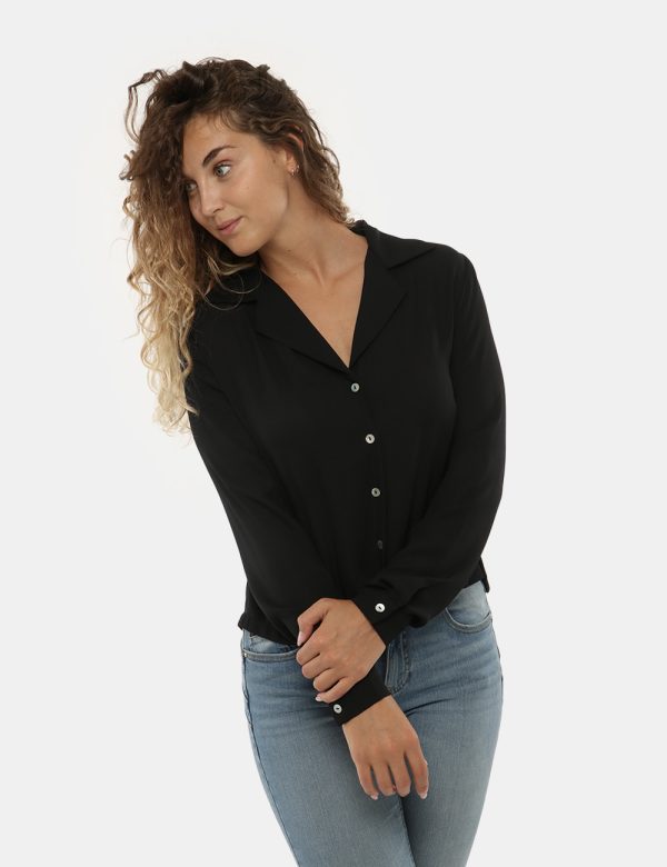 Camicia Vougue con bottoni - 100% poliestereLa modella indossa la taglia S e la vestibilità è regolare. Spalle: 38 cm - Lung