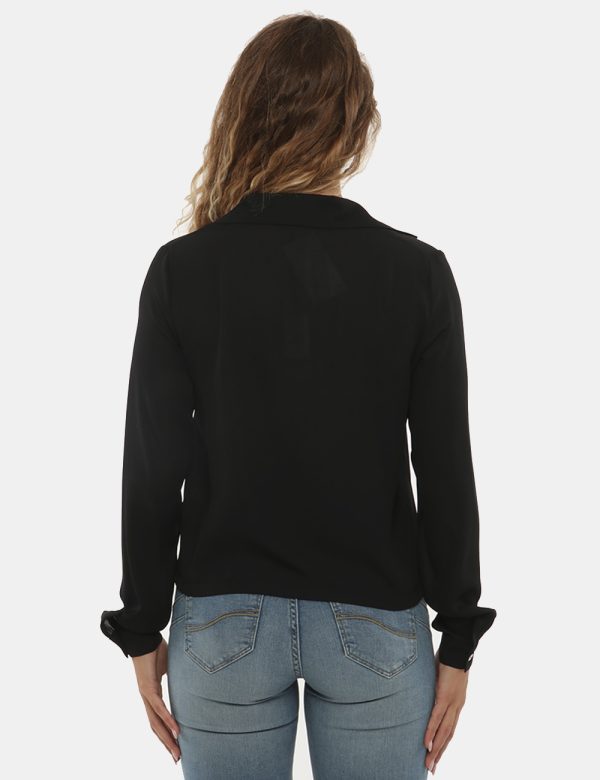 Camicia Vougue con bottoni - 100% poliestereLa modella indossa la taglia S e la vestibilità è regolare. Spalle: 38 cm - Lung
