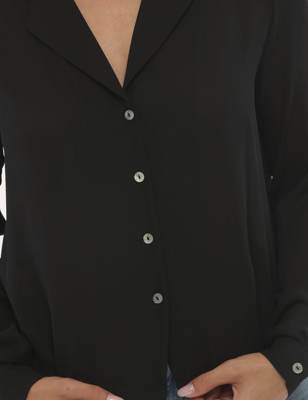 Camicia Vougue con bottoni - 100% poliestereLa modella indossa la taglia S e la vestibilità è regolare. Spalle: 38 cm - Lung